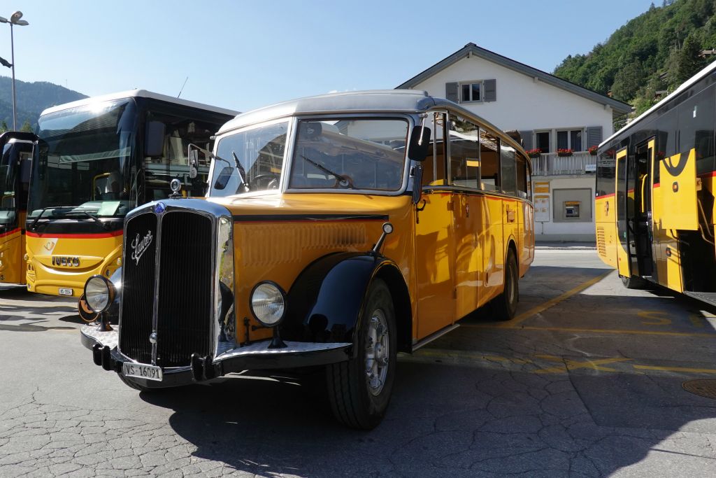 Retour en passant par Vissoie. Un vieux car postal est de sortie !